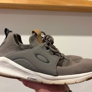 Oakley Men’s Gray Knit Sneakers Size 9
